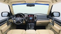 Mitsubishi Pajero IV Facelifting (2015) - pełny panel przedni