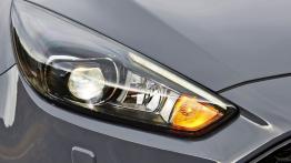 Ford Focus III ST Kombi Facelifting (2015) - prawy przedni reflektor - włączony