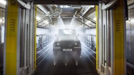 Land Rover Defender 2,000,000 (2015) - taśma produkcyjna