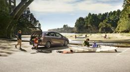Toyota Prius V Facelifting (2015) - tył - bagażnik otwarty