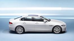 Jaguar XE 2.0T Prestige (2015) - prawy bok