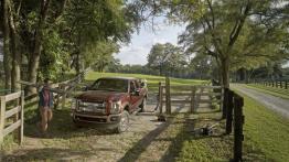 Ford serii F Super Duty 2015 - przód - reflektory wyłączone