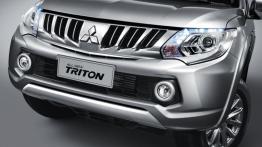 Mitsubishi Triton 2015 - przód - reflektory włączone