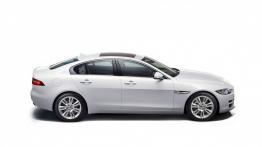 Jaguar XE 2.0T Prestige (2015) - prawy bok