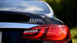 Infiniti Q70 L (2015) - prawy tylny reflektor - włączony