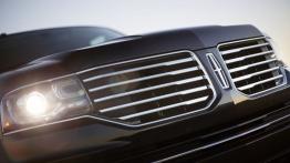 Lincoln Navigator III L Facelifting (2015) - przód - reflektory włączone