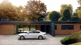 Jaguar XE 2.0T Prestige (2015) - lewy bok