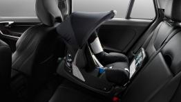 Volvo V60 Cross Country (2015) - fotelik dziecięcy z tyłu