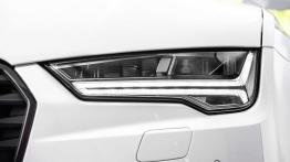 Audi A7 Sportback Facelifting (2015) - lewy przedni reflektor - włączony