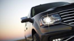 Lincoln Navigator III L Facelifting (2015) - prawy przedni reflektor - włączony