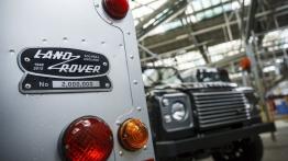 Land Rover Defender 2,000,000 (2015) - taśma produkcyjna