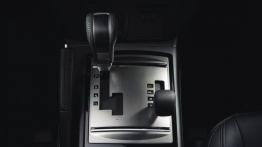 Mitsubishi Pajero IV Facelifting (2015) - tunel środkowy między fotelami