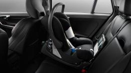 Volvo V60 Cross Country (2015) - fotelik dziecięcy z tyłu