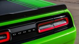 Dodge Challenger III Facelifting (2015) - prawy tylny reflektor - włączony