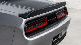 Dodge Challenger III Facelifting (2015) - tył - reflektory włączone