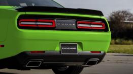 Dodge Challenger III Facelifting (2015) - tył - reflektory włączone