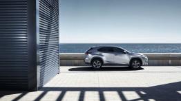 Lexus NX 200t Luxury (2015) - prawy bok