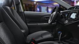 Toyota Prius C Facelifting (2015) - widok ogólny wnętrza z przodu