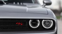 Dodge Challenger III Facelifting (2015) - lewy przedni reflektor - włączony