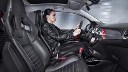 Opel Adam Rocks S (2015) - widok ogólny wnętrza z przodu