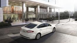 Ford Mondeo V Sedan Hybrid (2015) - widok z tyłu
