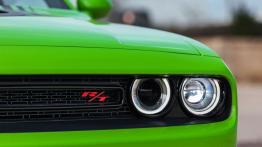Dodge Challenger III Facelifting (2015) - lewy przedni reflektor - włączony