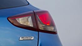 Mazda 2 III SKYACTIV-G 1.5 (2015) - prawy tylny reflektor - włączony