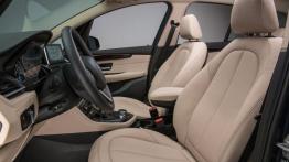 BMW serii 2 Gran Tourer (2015) - widok ogólny wnętrza z przodu
