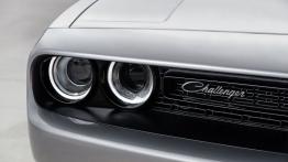 Dodge Challenger III Facelifting (2015) - prawy przedni reflektor - włączony