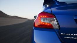 Subaru WRX STI (2015) - lewy tylny reflektor - włączony