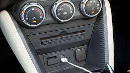 Mazda 2 III SKYACTIV-G 1.5 (2015) - konsola środkowa