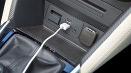Mazda 2 III SKYACTIV-G 1.5 (2015) - gniazda multimedialne w konsoli środkowej