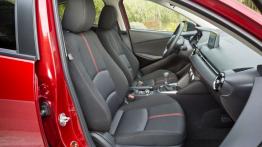 Mazda 2 III SKYACTIV-G 1.5 (2015) - widok ogólny wnętrza z przodu