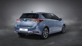 Toyota Auris II Hatchback Facelifting Hybrid (2015) - tył - reflektory włączone