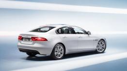 Jaguar XE 2.0T Prestige (2015) - tył - reflektory włączone