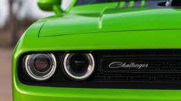 Dodge Challenger III Facelifting (2015) - prawy przedni reflektor - włączony