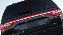 Lincoln Navigator III L Facelifting (2015) - tył - reflektory włączone