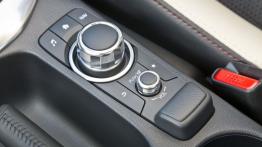 Mazda 2 III SKYACTIV-G 1.5 (2015) - panel sterowania na tunelu środkowym
