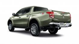 Mitsubishi Triton 2015 - tył - reflektory włączone