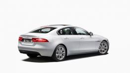 Jaguar XE 2.0T Prestige (2015) - tył - reflektory włączone