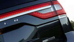 Lincoln Navigator III L Facelifting (2015) - prawy tylny reflektor - włączony