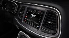Dodge Challenger III Facelifting (2015) - radio/cd/panel lcd
