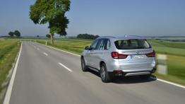BMW X5 III xDrive40e (2015) - widok z tyłu