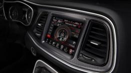 Dodge Challenger III Facelifting (2015) - ekran systemu multimedialnego