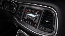 Dodge Challenger III Facelifting (2015) - ekran systemu multimedialnego