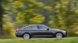BMW serii 5 F10 518d Sedan (2015) - prawy bok