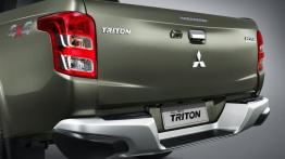 Mitsubishi Triton 2015 - tył - reflektory wyłączone