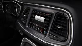 Dodge Challenger III Facelifting (2015) - ekran systemu multimedialnego