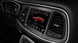 Dodge Challenger III Facelifting (2015) - ekran systemu multimedialnego