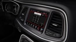 Dodge Challenger III Facelifting (2015) - ekran systemu multimedialnego